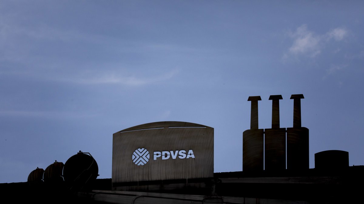 Detalle de una escultura en las inmediaciones del edificio de la sede principal de Petróleos de Venezuela (PDVSA).