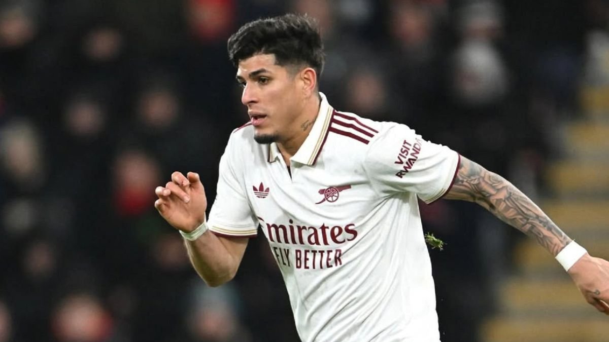 Hincapié no rota, sostiene: el ecuatoriano que eleva al Arsenal.