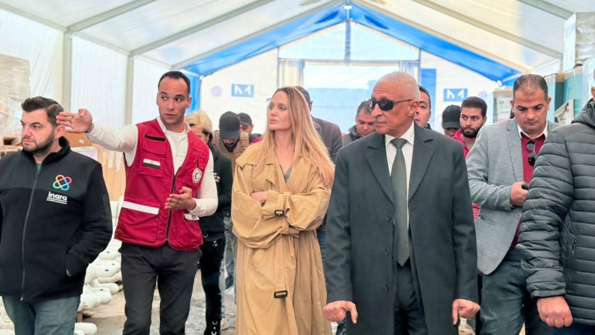 La actriz estadounidense Angelina Jolie visitó el lado egipcio del paso fronterizo de Rafah, que conecta la Franja de Gaza con Egipto.