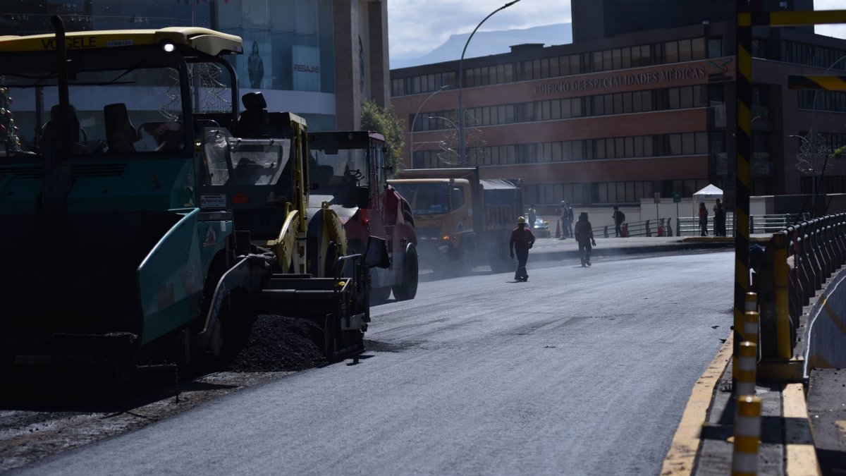 La intervención vial se ejecuta por etapas, con cierres parciales y desvíos planificados para mantener la movilidad diaria.
