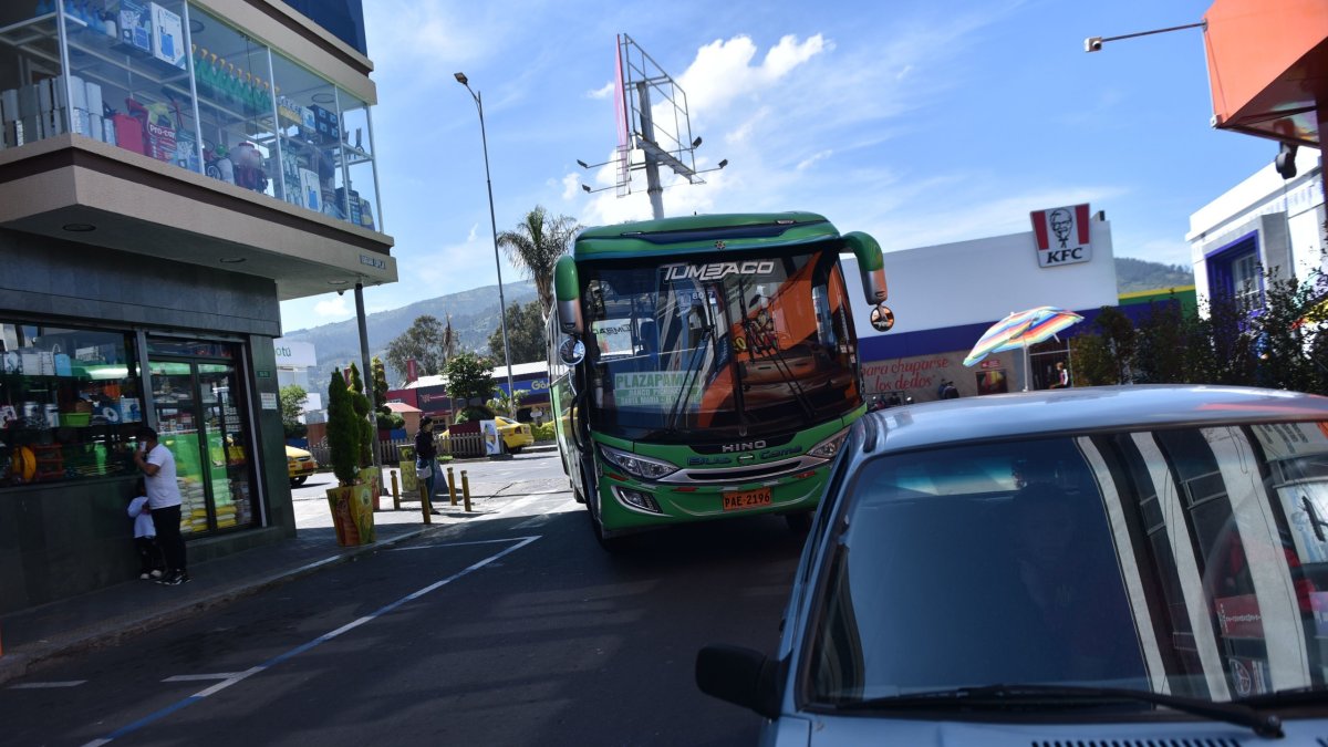 Caso. Buses hacen maniobras para evitar chocarse con los vehículos que están estacionados en la zona azul de la calle Eugenio Espejo en Tumbaco.