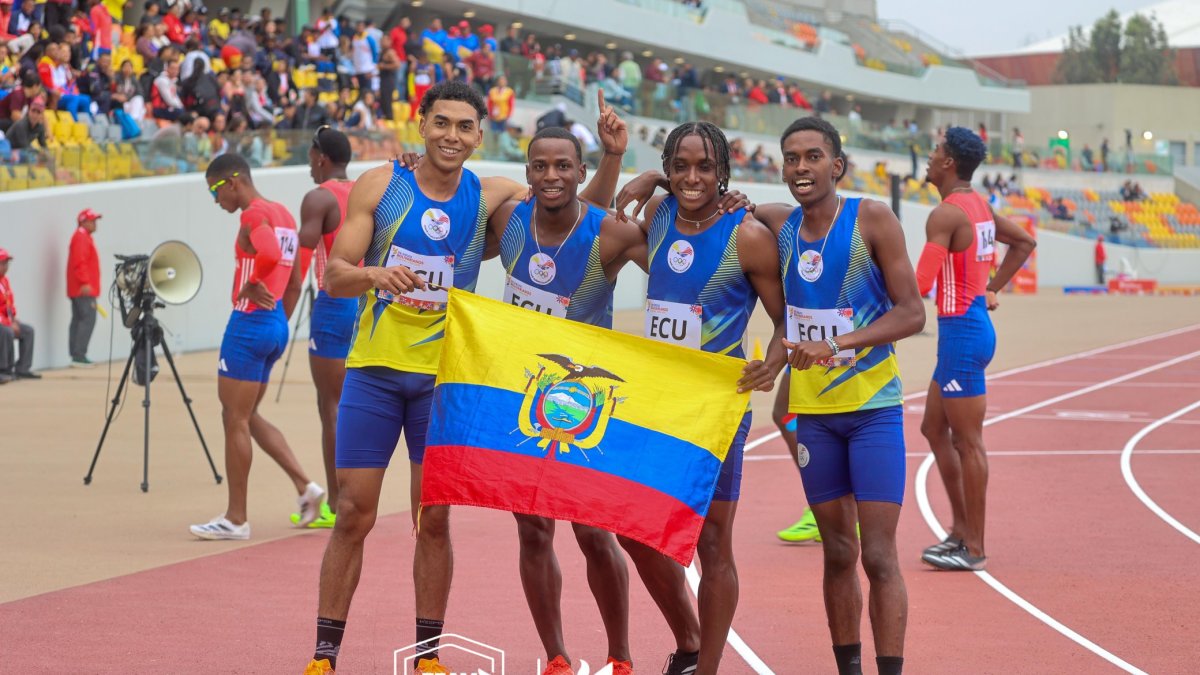 El equipo de posta (4x400), integrado por Francisco Tejeda (i), Katriel Angulo, Anderson Marquínez e Ian Pata, logró coronarse en los Bolivarianos 2025.