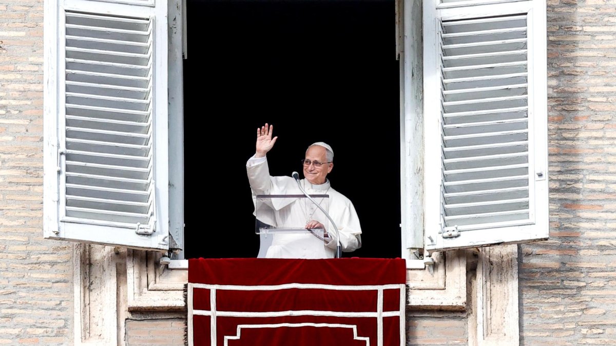 El papa León XIV desde la ventana del Palacio Apostólico haciendo un llamado a la paz y el bienestar del pueblo venezolano.