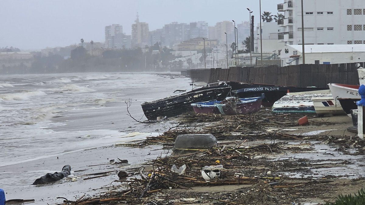 Aspecto que presentaba la playa del Rinconcillo en Algeciras (Cádiz) después de las fuertes lluvias que esta dejando la borrasca Francis.
