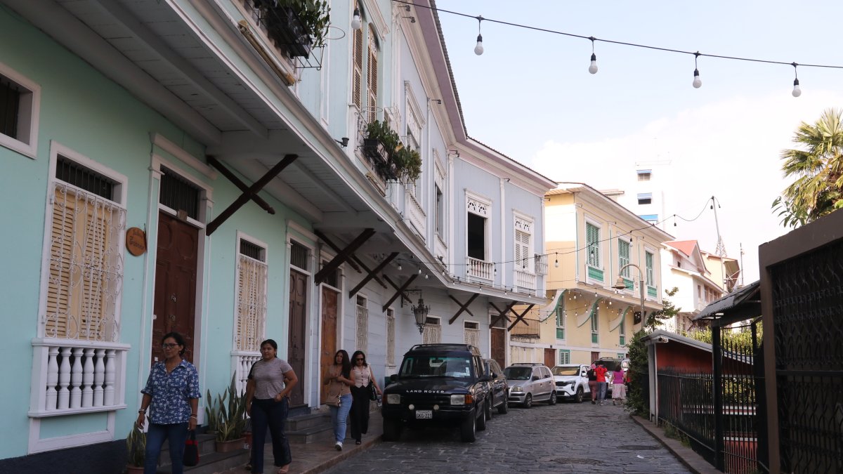 Viviendas. El tradicional barrio Las Peñas conserva inmuebles mixtos, que fueron edificados a inicios del siglo pasado, durante la transición de la madera al concreto.