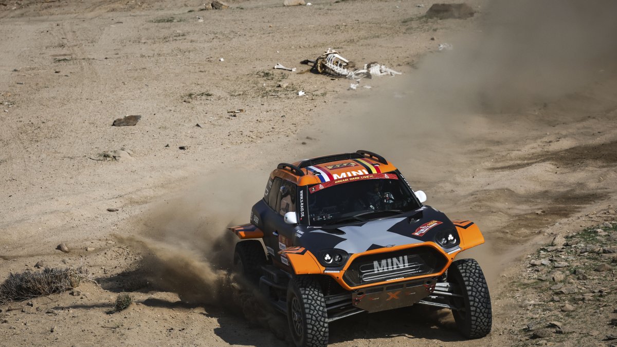 El belga Guillaume de Mevius y el francés Mathieu Baume en el interior de su vehículo durante la primera etapa del rally Dakar.