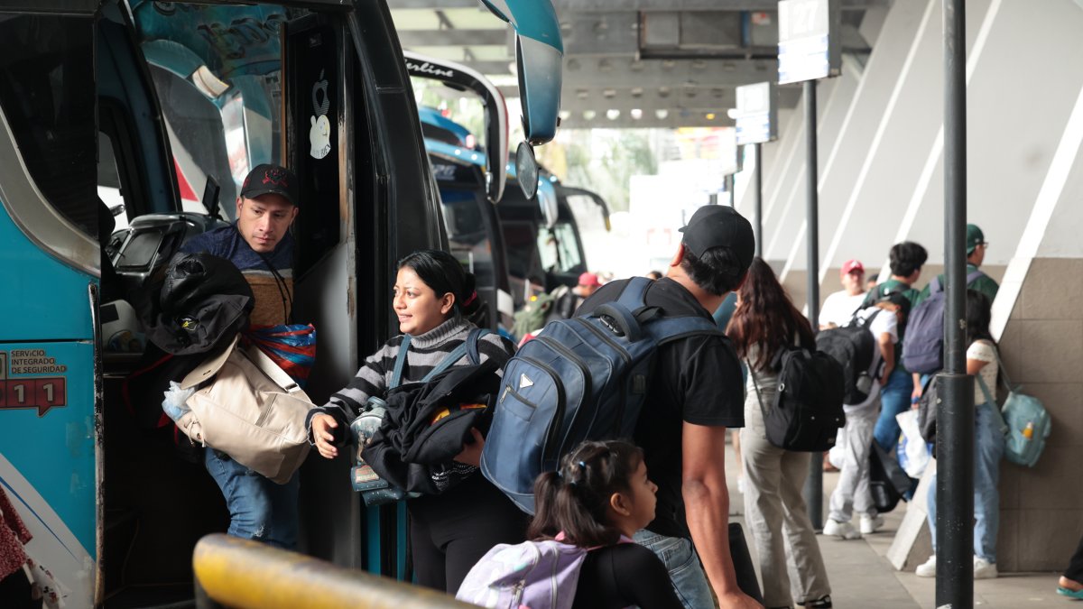 Terminal. La terminal terrestre lució llena gran parte del día. Los viajeros retomarán sus actividades.