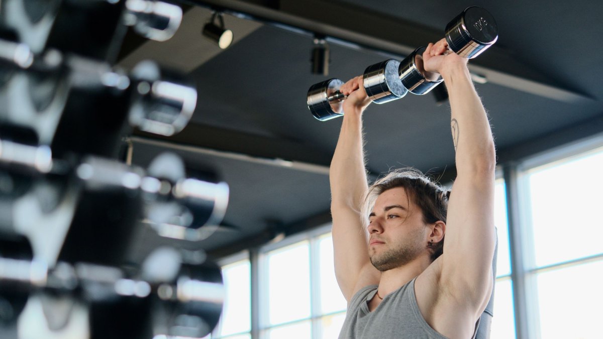 Expertos en entrenamiento y salud mental explican cómo iniciar un proceso fitness realista, sostenible y sin frustraciones para este nuevo año.