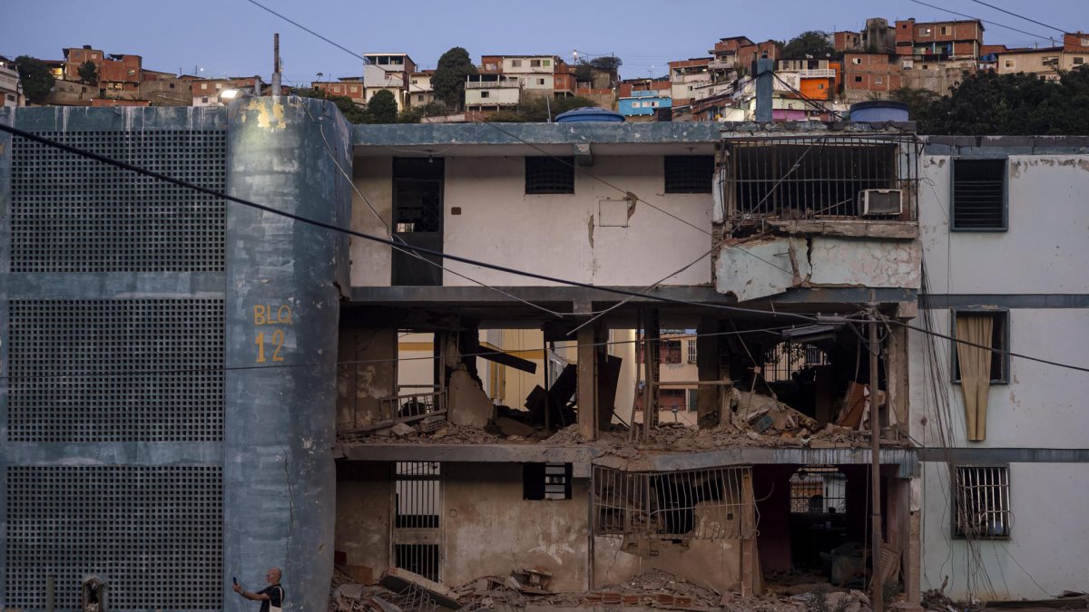 Fotografía que muestra un edificio afectado por un explosivo, este domingo en Catia La Mar (Venezuela).