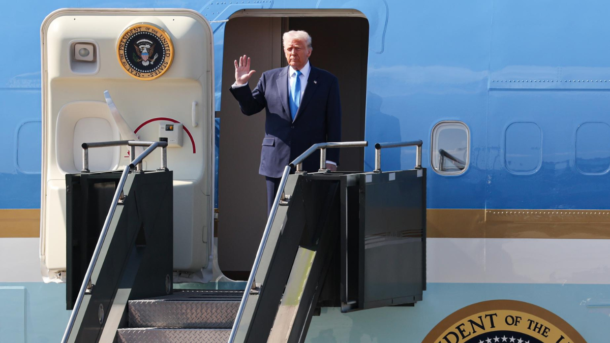 Donald Trump regresa a Washington tras advertir a gobiernos latinoamericanos por la captura de Maduro.