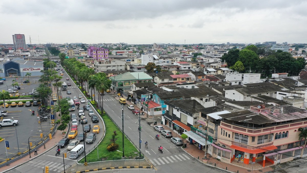 La avenida Benjamín Carrión es una de las vías principales de la ciudadela La Alborada, en el norte de Guayaquil.