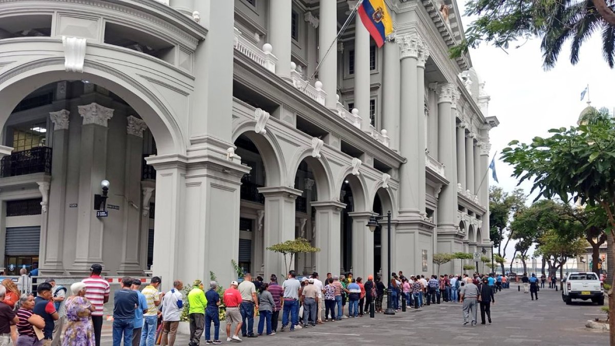 Escena. Largas filas en los exteriores del Palacio Municipal de Guayaquil.