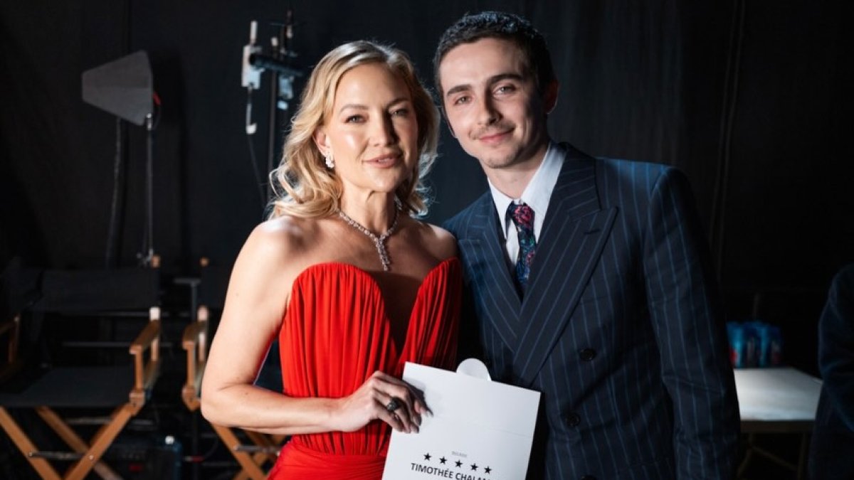Kate Hudson luciendo su escote mariposa después de entregarle la estatuilla a Mejor Actor a Timothée Chalamet, por su papel en 'Marty Supreme'.