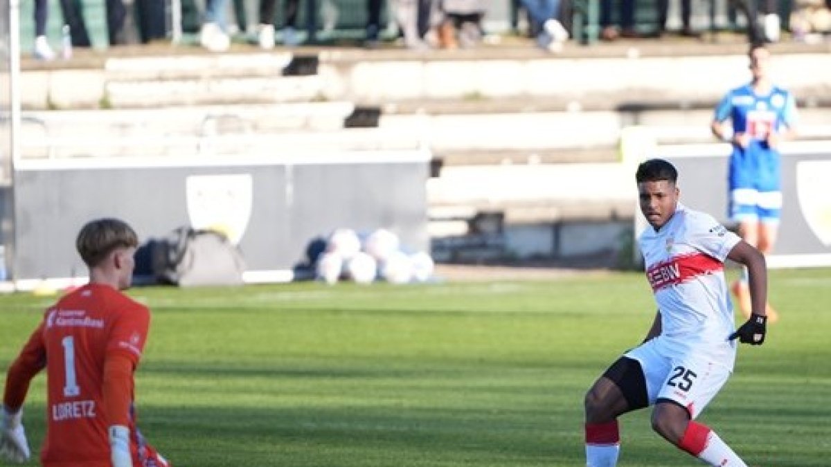 Jeremy Arévalo (d) en su primer partido con el Stuttgart alemán, este lunes 5 de enero.