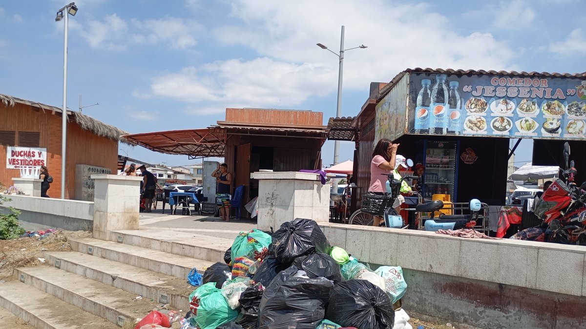 Cerca de algunos comedores en Playas hubo basura acumulada. Apenas tres obreros recolectores recorrieron todo el cantón.