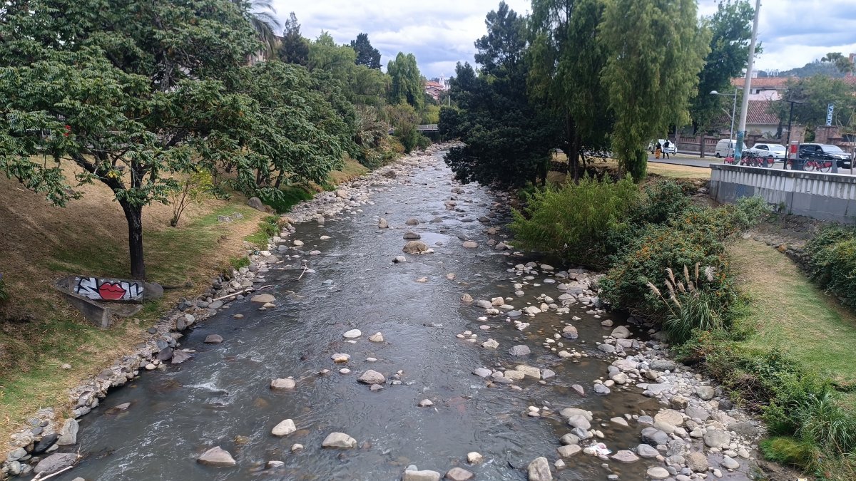 El caudal del río Tomebamba bordea el nivel de estiaje con un caudal de 2.2 metros cúbicos por segundo.