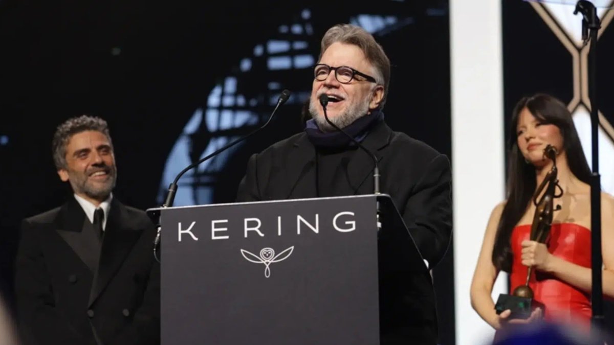 Guillermo del Toro durante su discurso en el Festival Internacional de Cine de Palm Springs.
