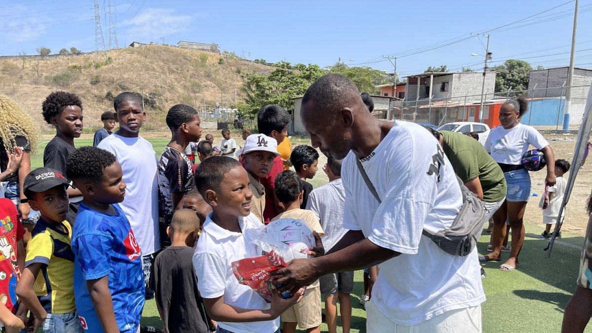Ismael Nazareno padre del jugador Miguel a finales del diciembre del 2025 recibió apoyo de pelotas para los chicos de Socio Vivienda 2.