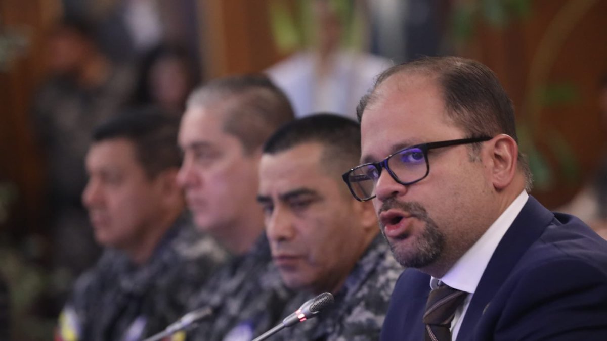 John Reimberg, ministro del Interior, supervisa operativos de seguridad contra el crimen organizado.