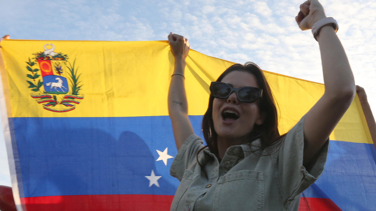 Una persona sostiene la bandera de Venezuela durante una manifestación este domingo 04 de enero, en Cancún (México), en un gesto de orgullo nacional y llamado a la democracia.