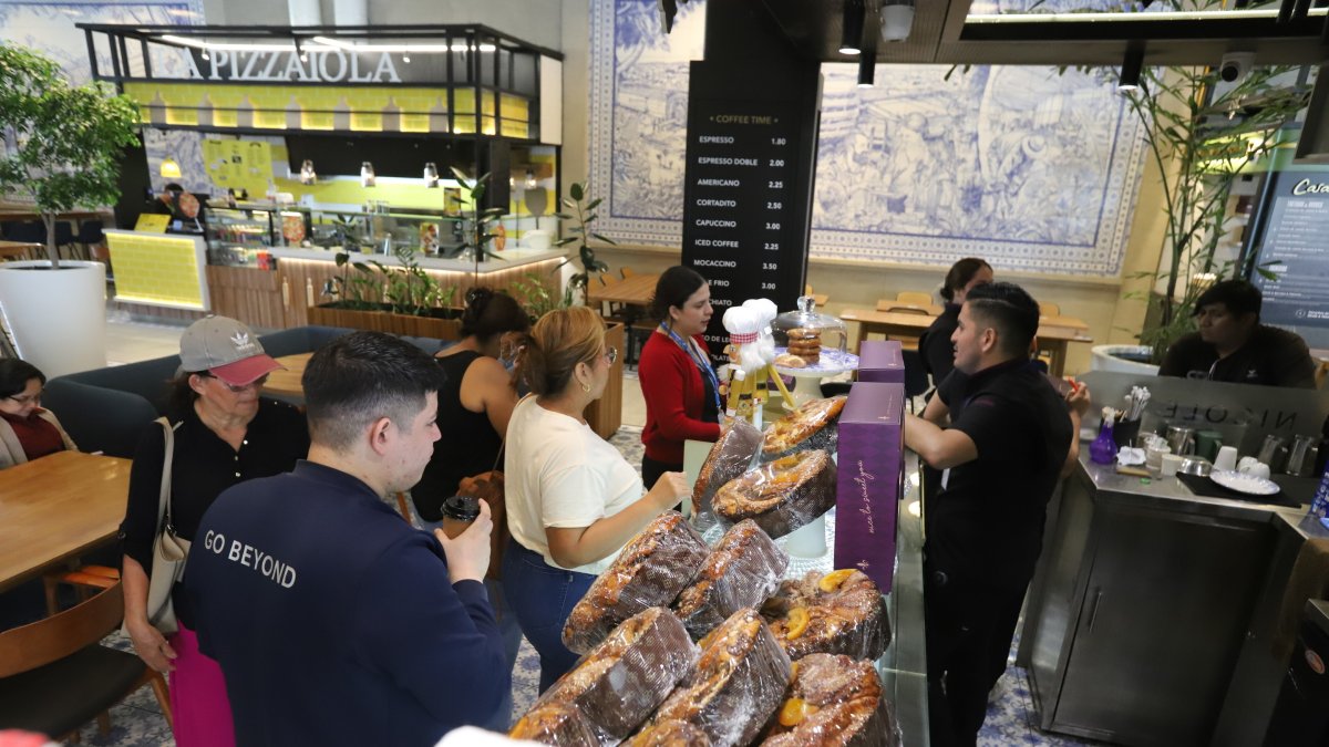 Clientes haciendo fila para comprar una rosca de Reyes en Nicole Pastry Arts, en el Mall de Sol.