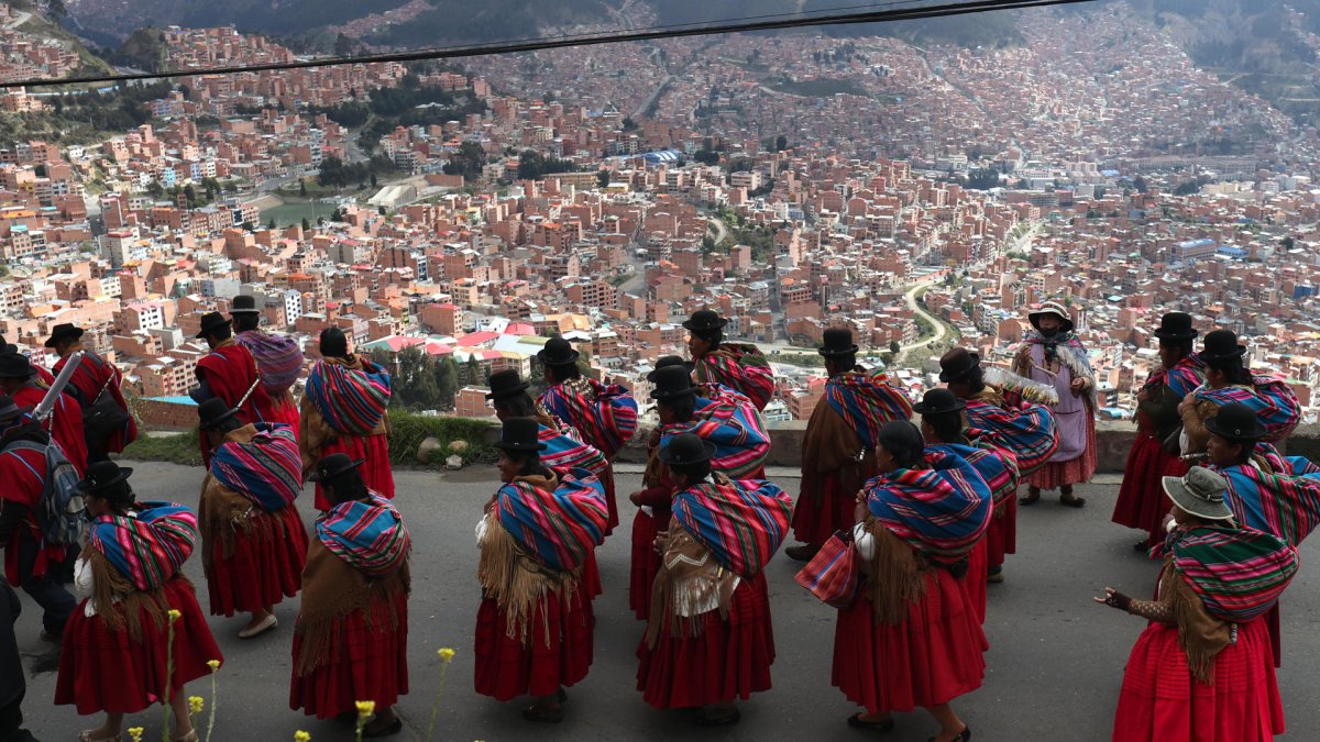 Integrantes de organizaciones sociales participan en una marcha convocada por la Central Obrera Boliviana (COB) este 5 de enero de 2026, en La Paz (Bolivia).