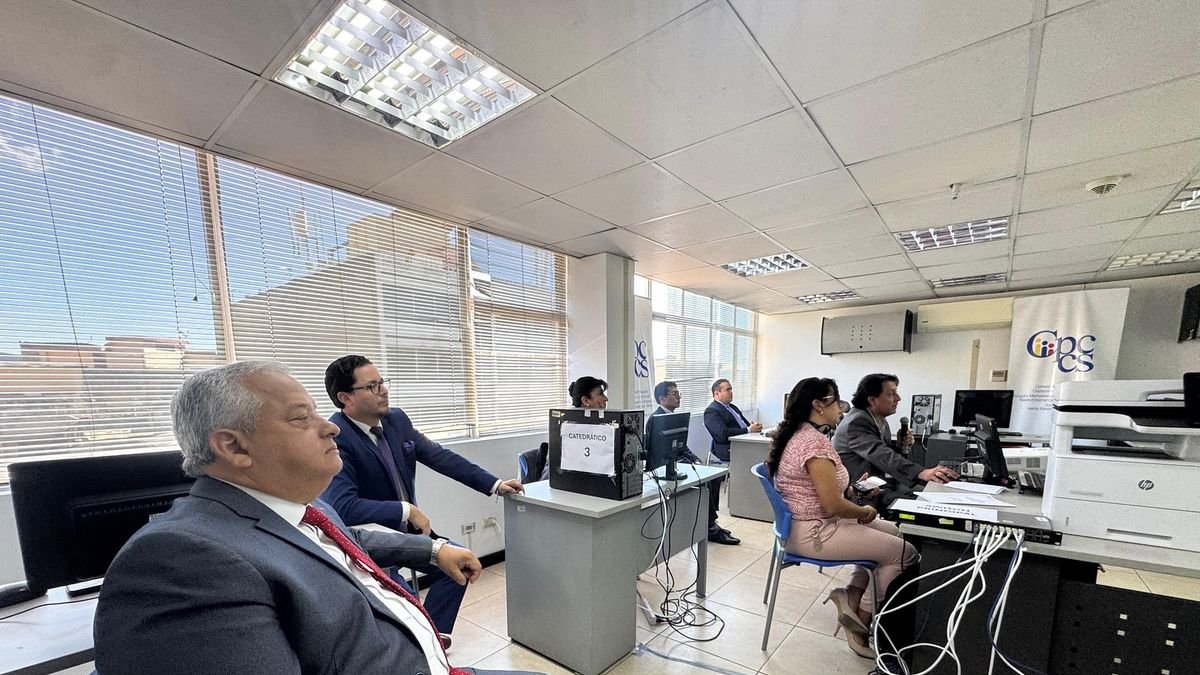 Los catedráticos universitarios que elaboraron el 8 de septiembre de 2025 las preguntas para el concurso del CNE serán reemplazados para avanzar en el proceso.