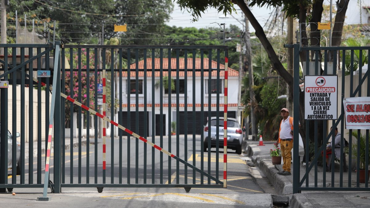 Referencial Hay rejas en la mayoría de barrios de Guayaquil. Muchos de ellas aún no están regularizados