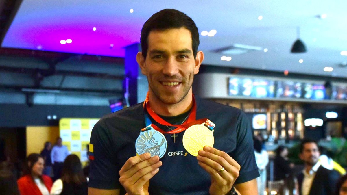 Esteban Enderica con algunas de las medallas que ganó en los Juegos Bolivarianos, que fueron el cierre perfecto de una positiva temporada 2025.