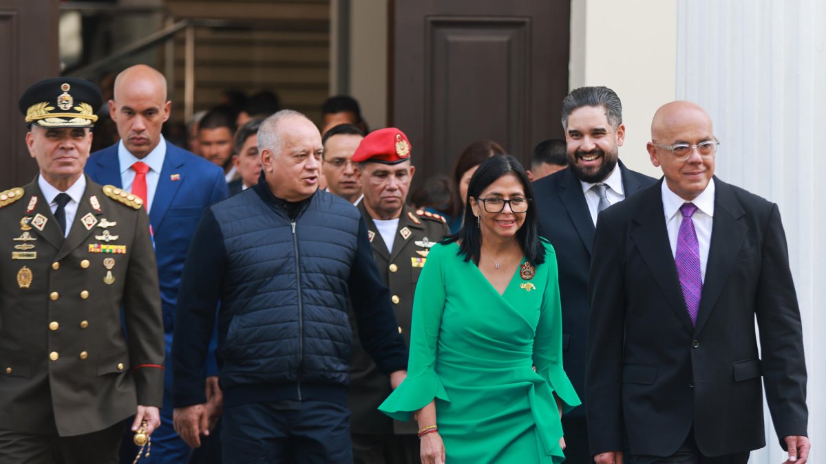 El ministro del Poder Popular, Vladimir Padrino; el ministro del Interior, Diosdado Cabello; la presidenta encargada, Delcy Rodríguez, y el presidente de la Asamblea, Jorge Rodríguez, este lunes.