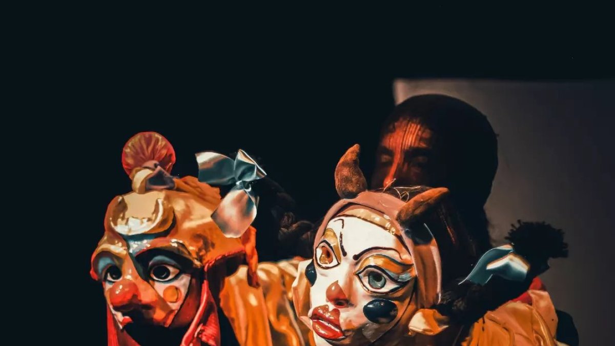 La primera propuesta se articula a partir del uso de la máscara, la música y el movimiento.