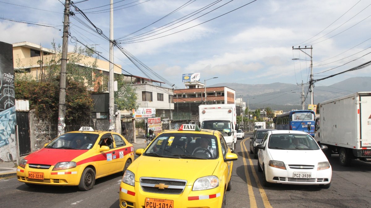 Instalación. El adhesivo electrónico será visible para el control en Quito y se entregará en la revisión vehicular.