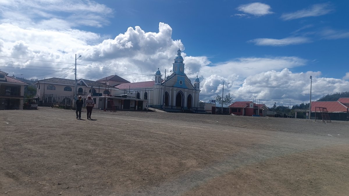 Abandono. La plaza central de Narancay Alto se mantiene con piso de tierra, luce abandonada y con basura.