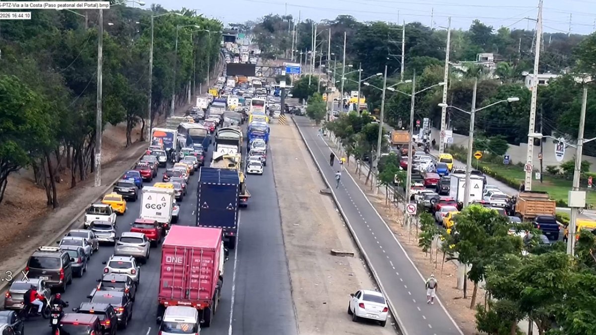 Largas filas de vehículos se evidenciaron en la vía a la costa, en sentido hacia la avenida del Bombero, la tarde de este lunes 5 de enero.