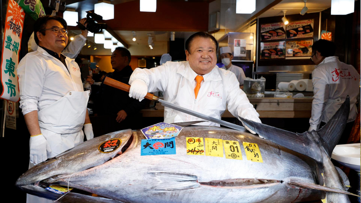 Kiyoshi Kimura antes de cortar un atún rojo de 243 kilogramos que adquirió por 2.8 millones de euros.