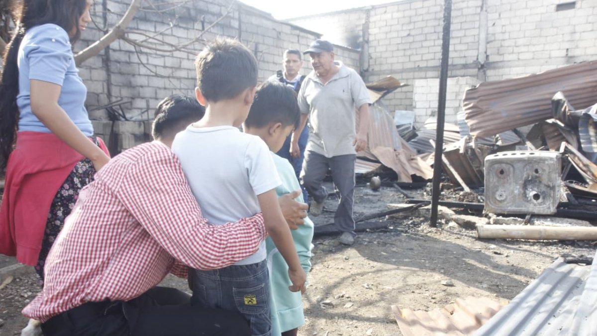 Incendio dejó sin vivienda ni mascotas a familia en Monte Sinaí