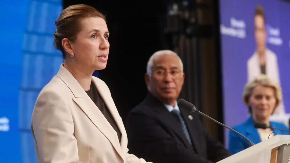 La primera ministra danesa Mette Frederiksen (L), junto al presidente del Consejo Europeo, Antonio Costa y la presidenta de la Comisión Europea, Ursula von der Leyen