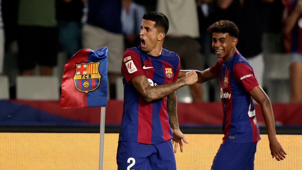 El internacional portugués (c) ya jugó en el Barça durante la temporada 2023-2024.