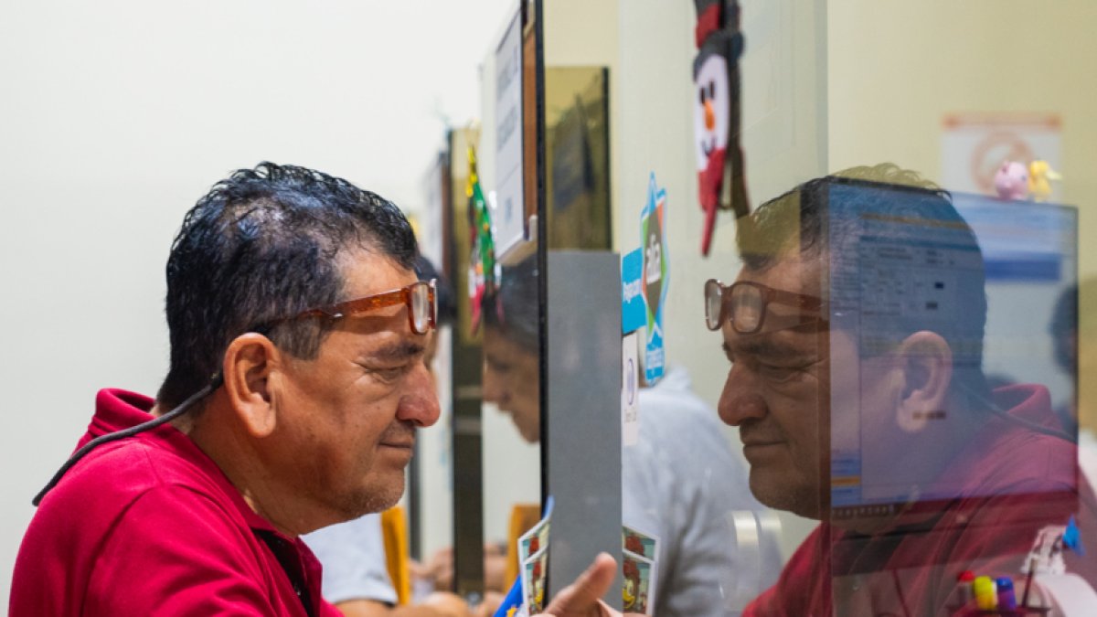 Ciudadanos llegan hasta las ventanillas del Palacio Municipal.