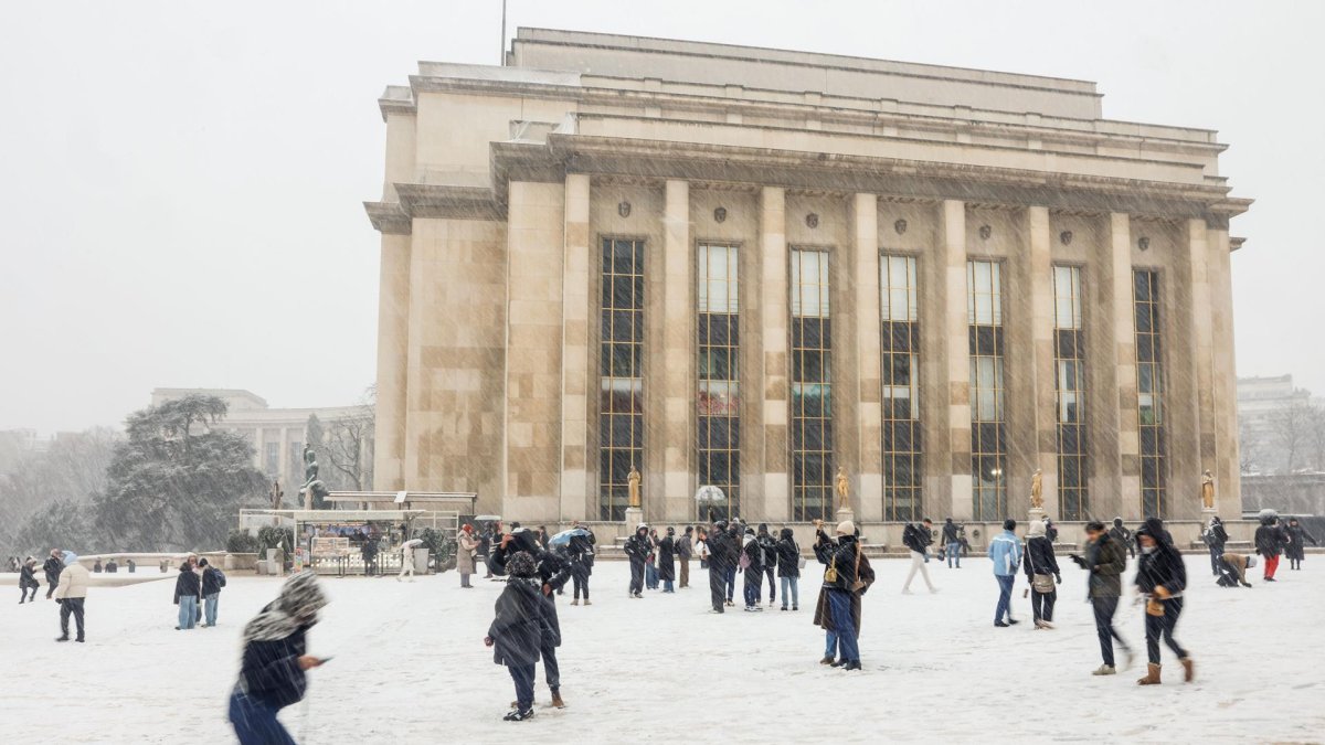 La gente camina durante una nevada cerca de la Torre Eiffel en París, Francia, el 5 de enero de 2026.