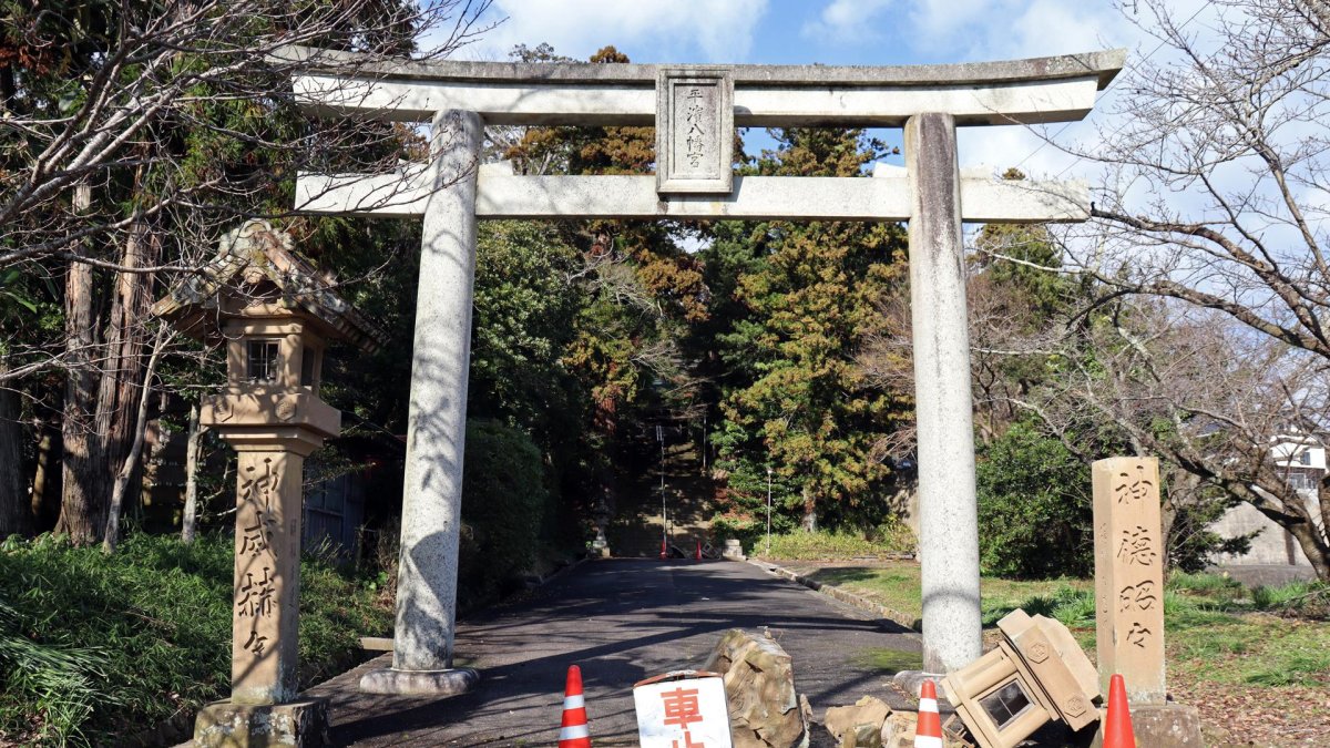 Una linterna de piedra frente a la puerta torii del Santuario Hirahama Hachimangu se derrumbó en Shimane, oeste de Japón, el 6 de enero de 2026.