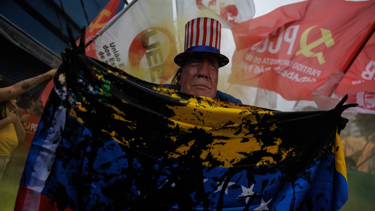 Una persona muestra el 5 de enero de 2026 una máscara de Donald Trump durante una manifestación en Sao Paulo, Brasil.