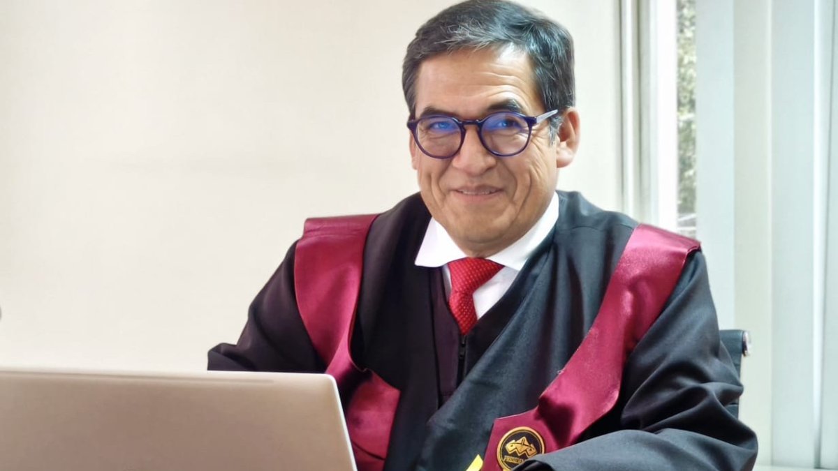 El presidente de la Corte Nacional de Justicia (CNJ), José Suing, confirmó que su hijo ocupa un cargo de Gobierno en el Consulado en Madrid, España.