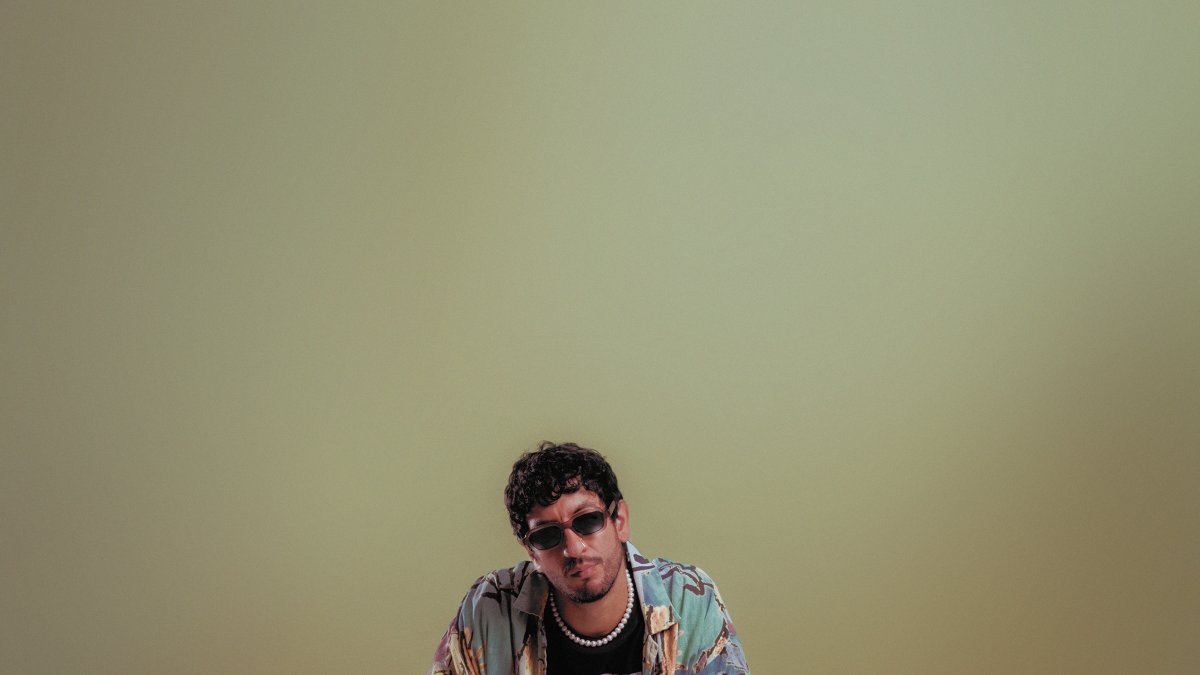 El EP del músico reúne influencias diversas: bolero, cumbia, salsa y música popular de barrio que se cruzan con diseño sonoro electrónico y rap.