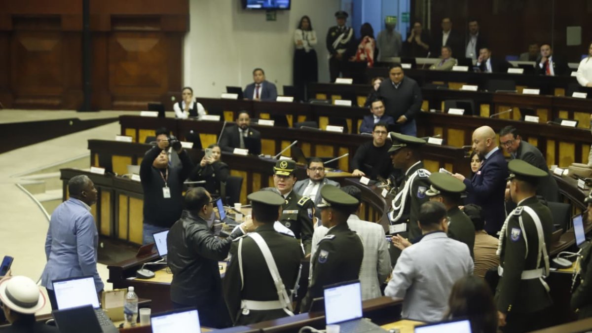 La escolta legislativa tuvo que actuar ante la tensión entre asambleístas de ADN y el correísmo.