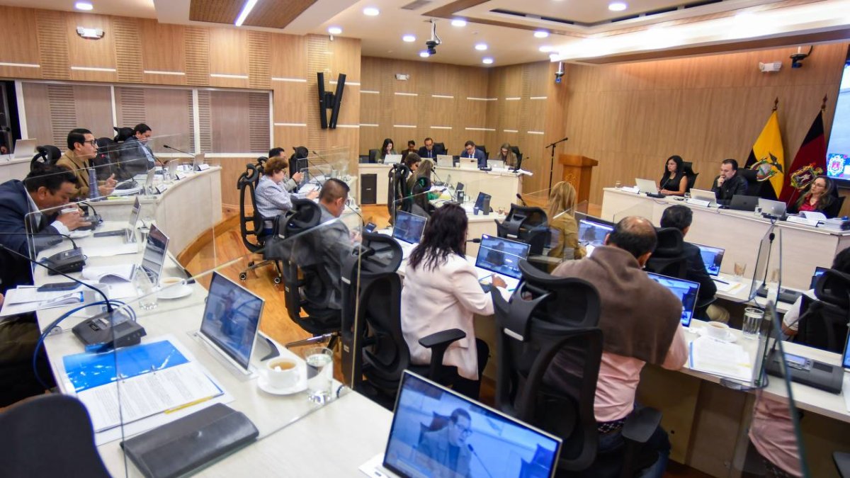El Concejo Metropolitano de Quito trató en segundo debate la ordenanza que regula la implementación de la tercera placa vehicular.