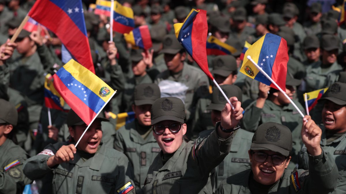 Mujeres integrantes de la Fuerza Armada Nacional Bolivariana (FANB) participan en una marcha del chavismo este 6 de enero de 2026, en Caracas (Venezuela).