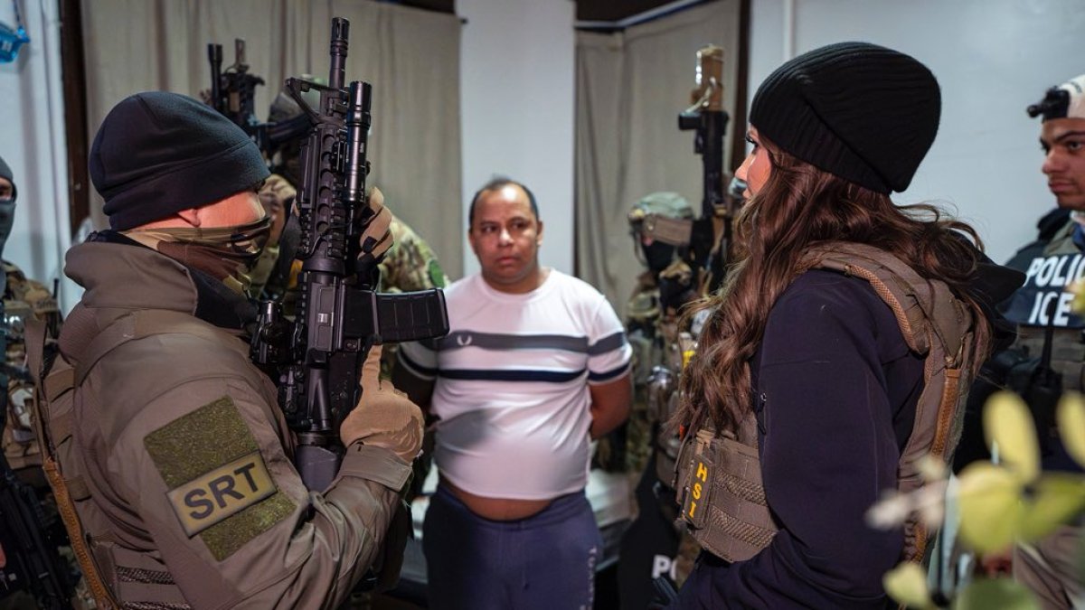 Un hombre con una orden de prisión vigente en Ecuador por un caso que investiga asesinato y violación fue capturado en Estados Unidos.