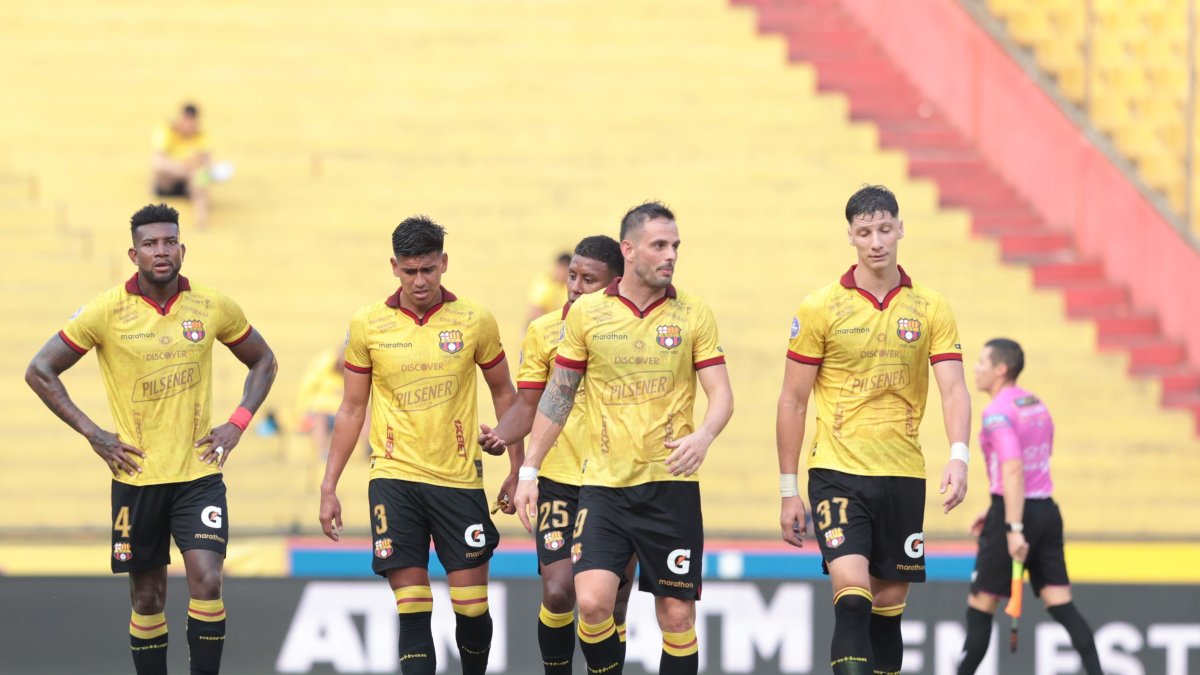 Barcelona encara una temporada 2026  con problemas económicos y una tensa relación entre el plantel y la directiva.