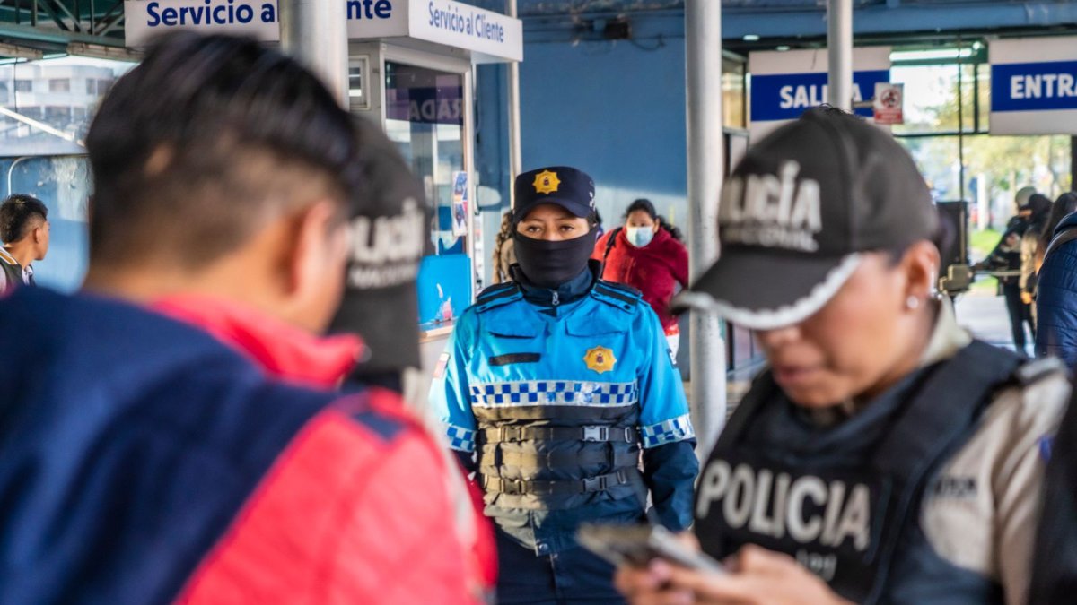 Agentes decomisan armas blancas y objetos prohibidos en estaciones de Quito.
